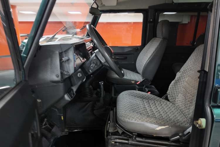 Land-Rover Defender