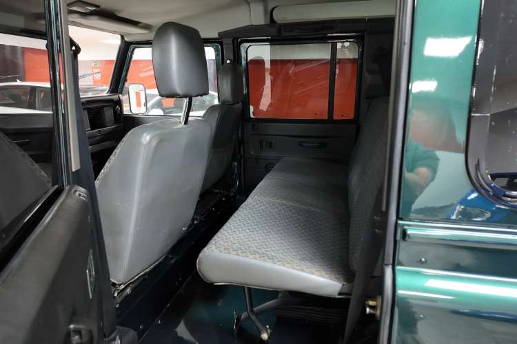 Land-Rover Defender