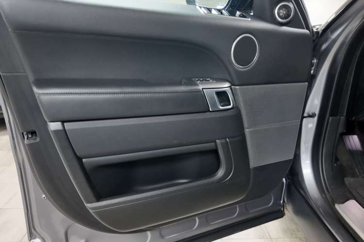 Land-Rover Range Rover Sport