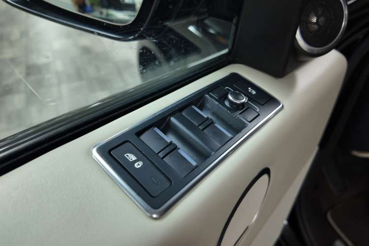 Land-Rover Range Rover